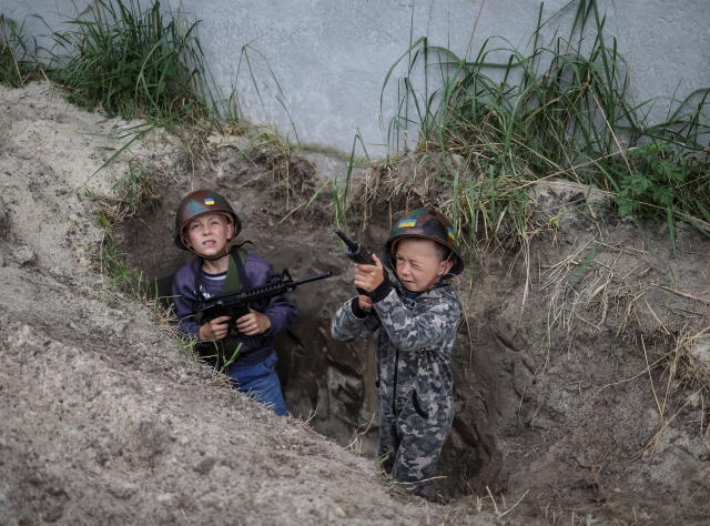 Niño de 8 años jugando con su lucha contra la máquina de guerra de