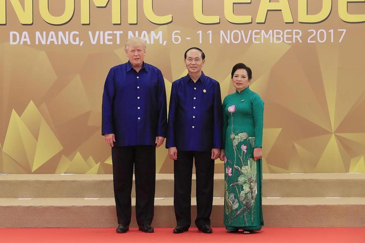 US President Donald Trump (L) poses with Vietnams President Tran Dai Quang as his wife (STR/AFP/Getty Images): AFP/Getty Images