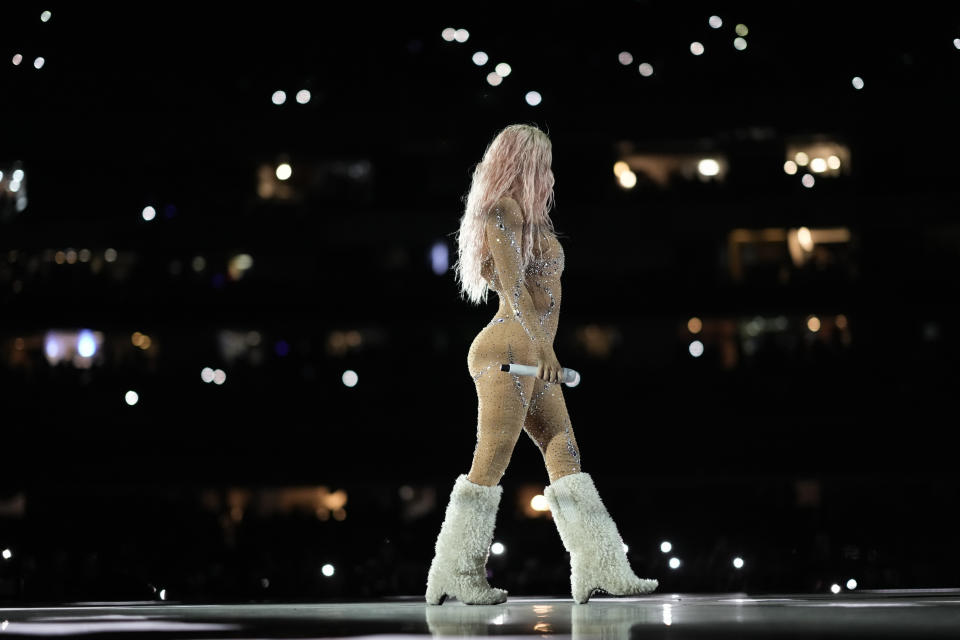 Karol G durante un concierto de su gira "Mañana será bonito" en el Estadio Azteca de la Ciudad de México el jueves 8 de febrero de 2024. (Foto AP/Eduardo Verdugo)