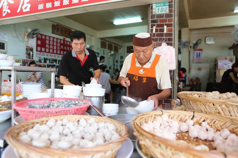 台南老字號的「福生小吃店」的「肉燥飯」配「丸仔湯」的吃法相當有在地庶民風格，