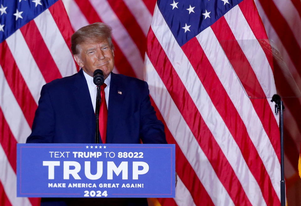 O ex-presidente Trump anuncia seus planos de concorrer à presidência nas eleições de 2024 em sua propriedade Mar-a-Lago em Palm Beach, Flórida, 15 de novembro de 2022. REUTERS/Octavio Jones