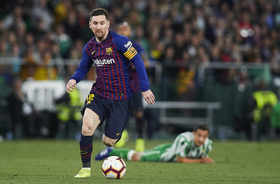 SEVILLE, SPAIN - MARCH 17: Andres Guardado of Real Betis competes for the ball with Lionel Messi of FC Barcelona during the La Liga match between Real Betis Balompie and FC Barcelona at Estadio Benito Villamarin on March 17, 2019 in Seville, Spain. (Photo by Quality Sport Images/Getty Images)