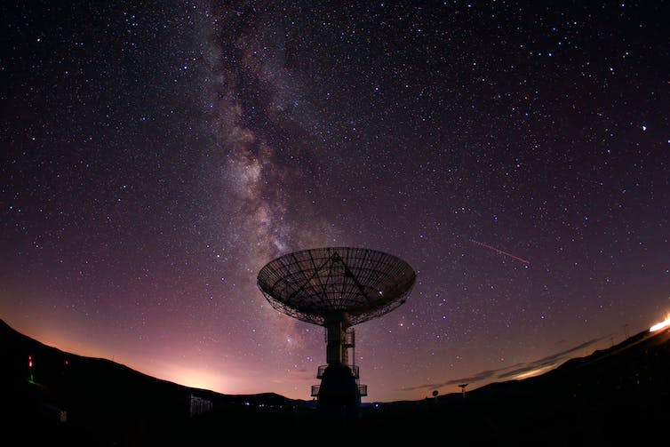 Radio telescope under the Milky Way.