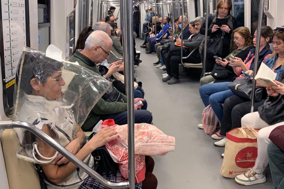 Viajeros en un tren del metro de Buenos Aires. (Foto de LUIS ROBAYO/AFP vía Getty Images)