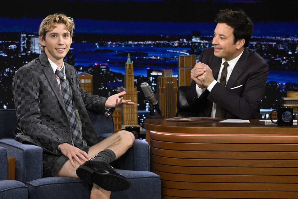 <p>Todd Owyoung/NBC via Getty Images</p> Troye Sivan and Jimmy Fallon on 