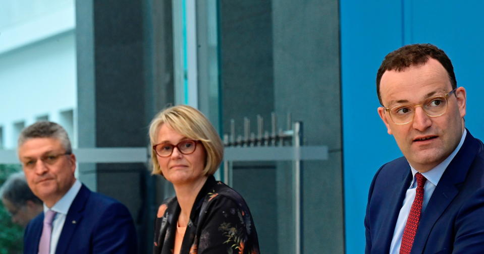 Lothar Wieler, Anja Karliczek und Jens Spahn bei ihrer Pressekonferenz (Bild: Tobias Schwarz/Pool via REUTERS)