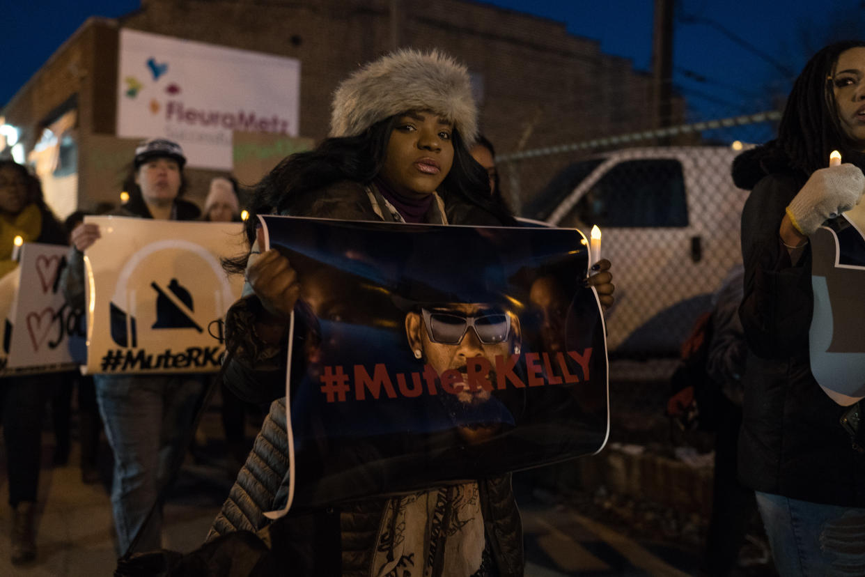 An activist holds a "Mute R. Kelly" sign in Chicago.&nbsp; (Photo: NurPhoto via Getty Images)