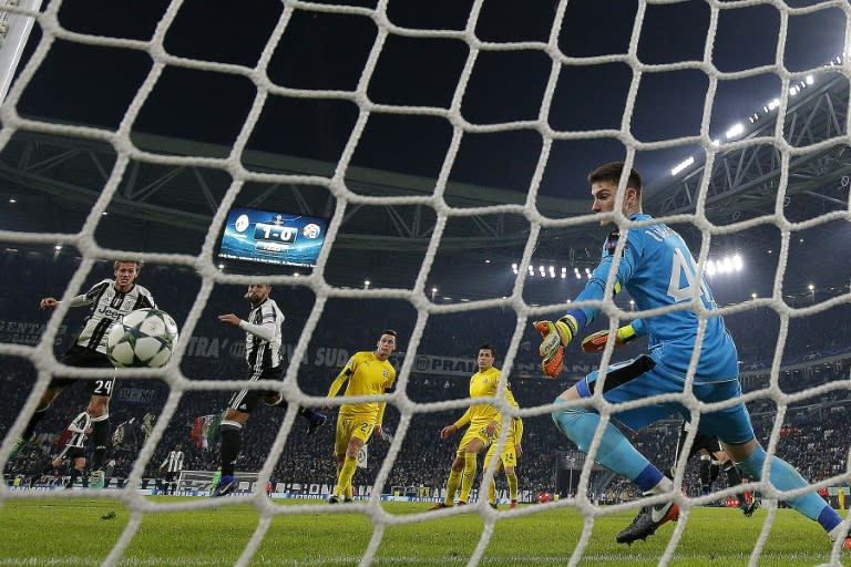 Juventus' defender Daniele Rugani (L) scores during the UEFA Champions League football match Juventus Vs GNK Dinamo Zagreb on December 7, 2016