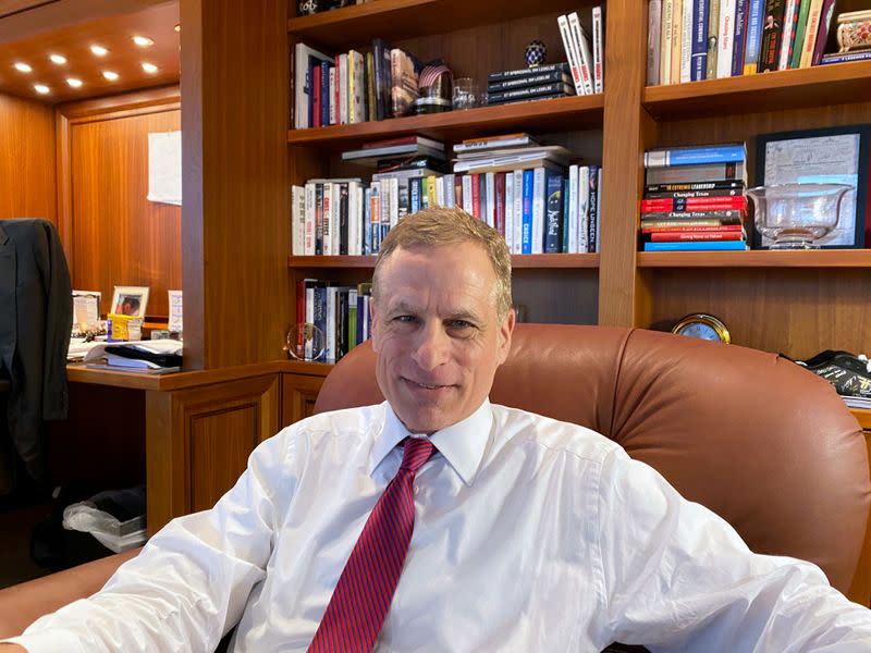 Foto de archivo del presidente del Banco de la Reserva Federal de Dallas, Robert Kaplan, hablando en su despacho durante una entrevista con Reuters