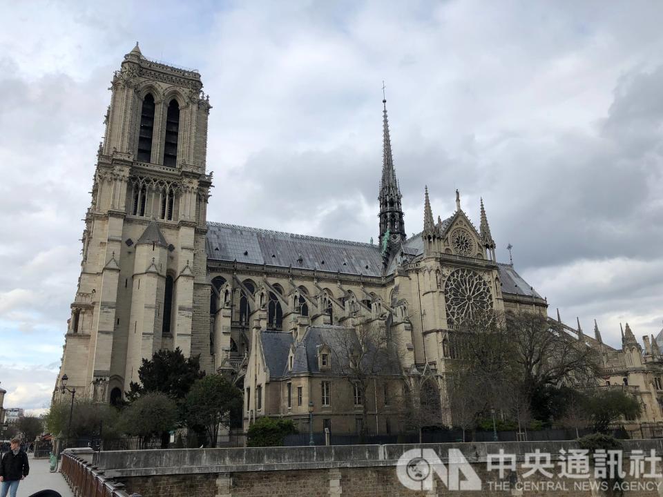 有850年歷史的巴黎聖母院15日下午燃起熊熊大火，目前部分屋頂和尖塔倒塌，但兩座主要鐘樓得以保存。圖為大火前照片。(中央社)