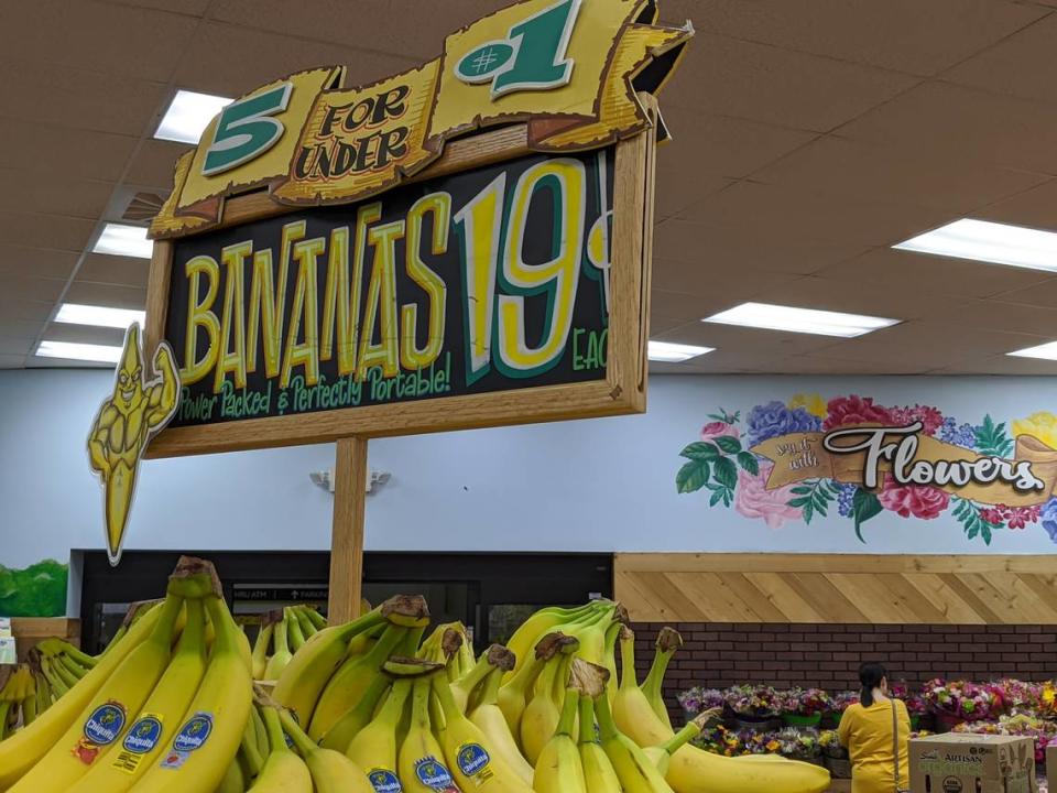 Trader Joe’s prices bananas individually or in a bundle of 5.