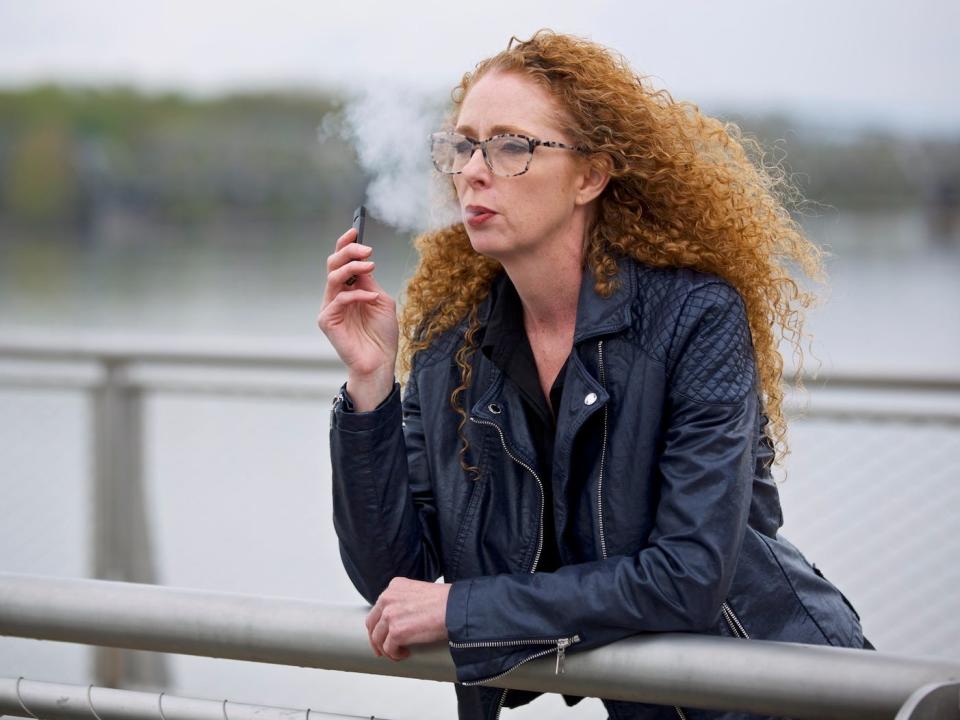 juul vaping woman