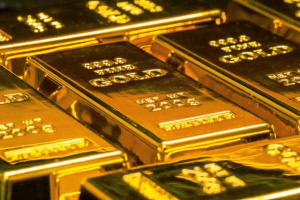 Here's Why Investors are Turning to Gold and Silver After Silicon Valley  Bank and Signature Bank FDIC Backstop