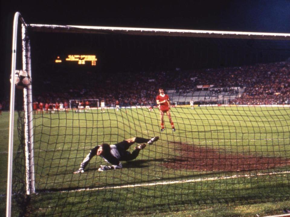 Souness keeping his nerve in the penalty shootout (Colorsport)