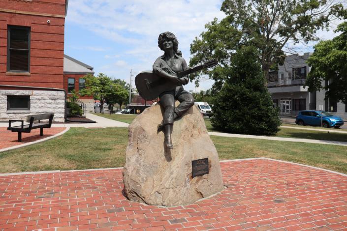 A statue of Dolly Parton in her hometown of Sevierville, Tennessee.