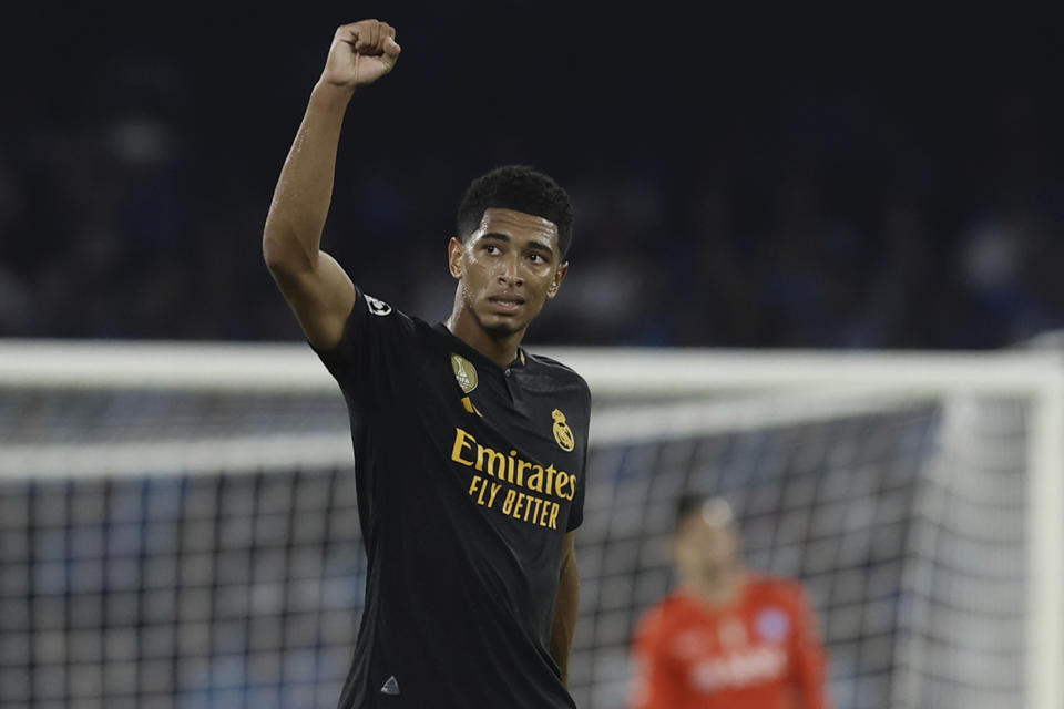 Jude Bellingham, del Real Madrid, festeja luego de anotar el segundo tanto de su equipo en un partido de la Liga de Campeones ante el Napoli, el martes 3 de octubre de 2023 (Alessandro Garofalo/LaPresse via AP)