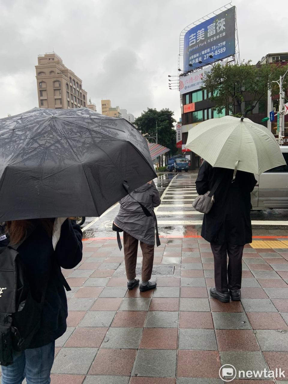 今天北東雨中南山區午後雨勢大。   圖：張家寧／攝