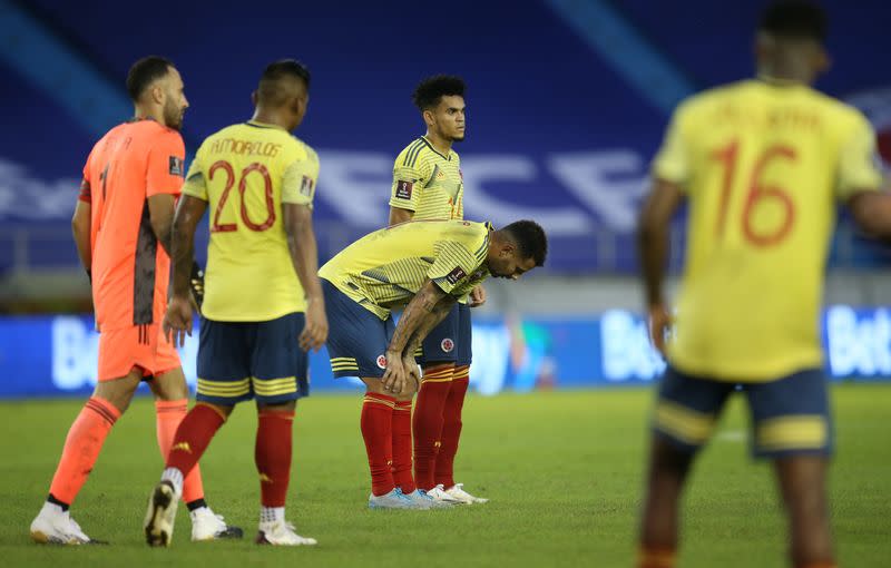 Futbolistas de la selección colombiana lucen abatidos tras la derrota en casa ante Uruguay.