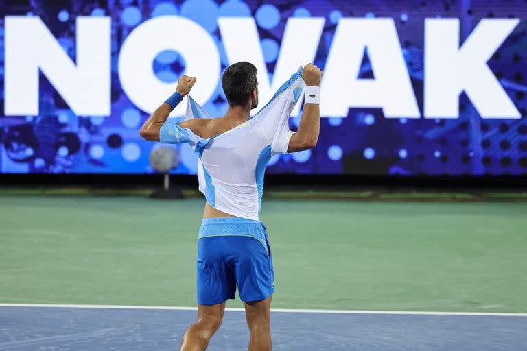 Novak Djokovic destroza su camiseta a modo de festejo, tras ganarle un partidazo a Carlos Alcaraz