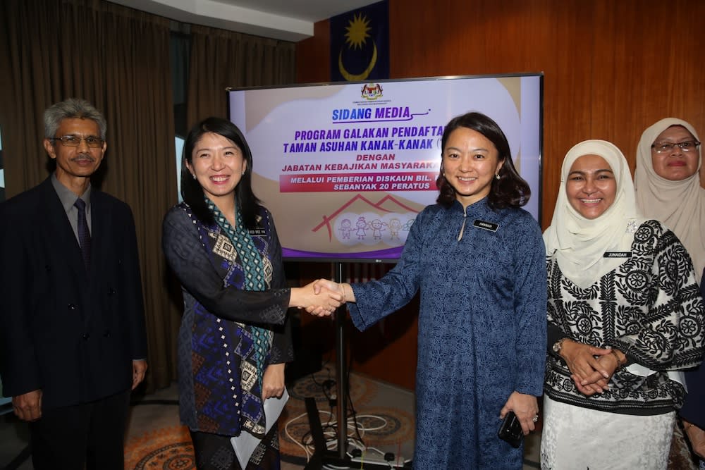 Hannah Yeoh and Yeo Bee Yin attend a press conference on an electricity discount for Taman Asuhan Kanak-Kanak (TASKA) in Putrajaya September 26, 2019. — Picture by Choo Choy May