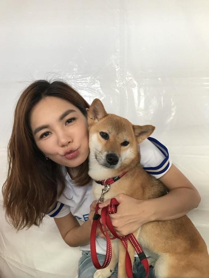 Ella陳嘉樺因為愛犬布丁在家隨處大小便，與老公找上熊爸訓練，改善壞習慣。（翻攝自陳嘉樺IG）