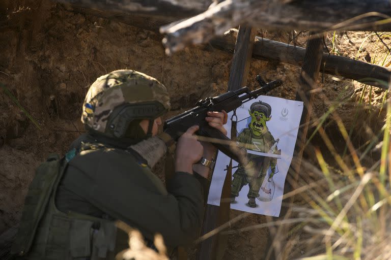 Miembros de la Guardia Nacional durante ejercicios de tiro en el norte de Ucrania 
