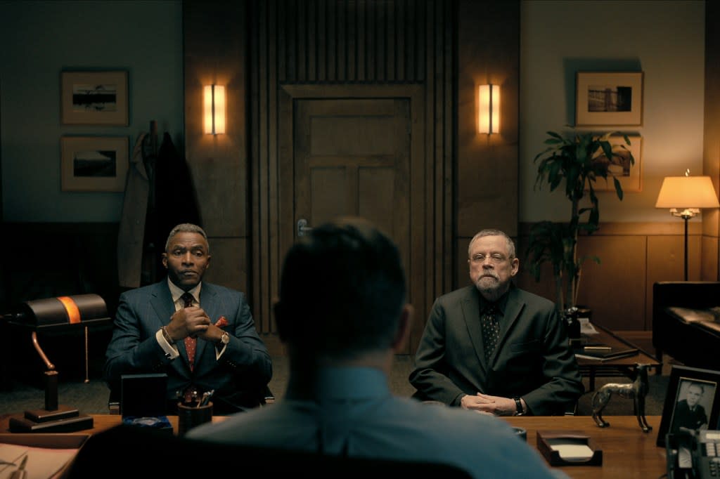 The Fall of the House of Usher. (L to R) Carl Lumbly as C. Auguste Dupin, Nicholas Lea as Judge John Neal, Mark Hamill as Arthur Pym in episode 105 of The Fall of the House of Usher. Cr. Courtesy of Netflix © 2023