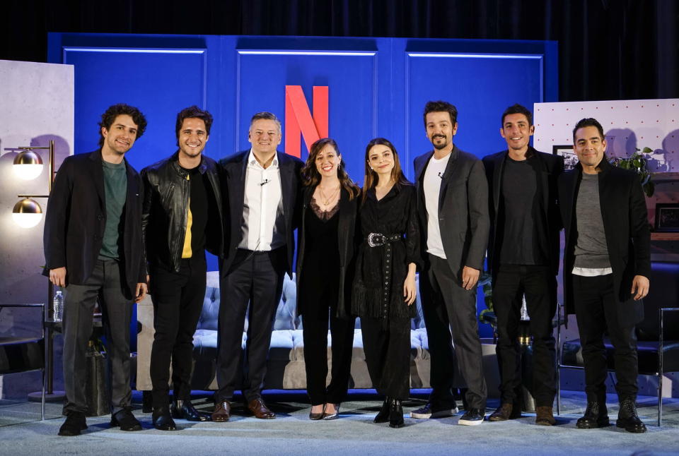 De izquierda a derecha: Darío Yazbek, Diego Boneta, Ted Sarandos, Mariana Treviño, Gisselle Kuri, Diego Luna, Alberto Guerra y Omar Chaparro en el Foro Netflix 2019 en Ciudad de México. Fernando Vidaurri/Netflix