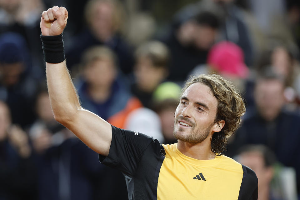 El griego Stefanos Tsitsipas celebra tras ganar su duelo de tercera ronda del Abierto de Francia ante el chino Zhang Zhizhen el viernes 31 de mayo del 2024. (AP Foto/Jean-Francois Badias)