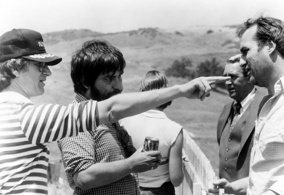 from l to r: Steven Spielberg and Tobe Hooper on the set of Poltergeist. (Photo: MGM/Courtesy Everett Collection) 