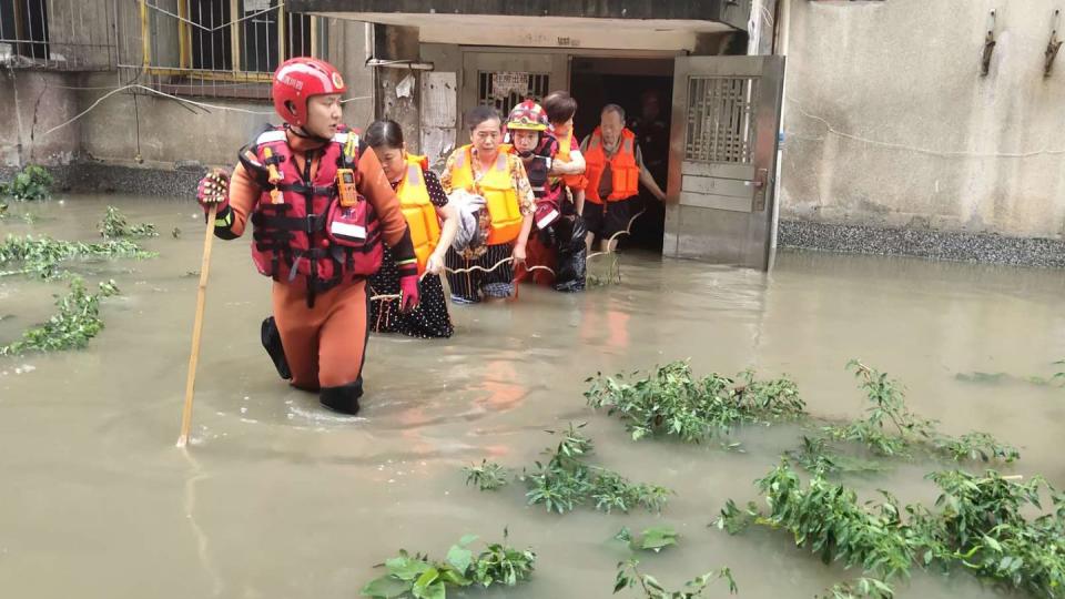 Starker Regen sorgt in mehreren Provinz Chinas für Chaos.