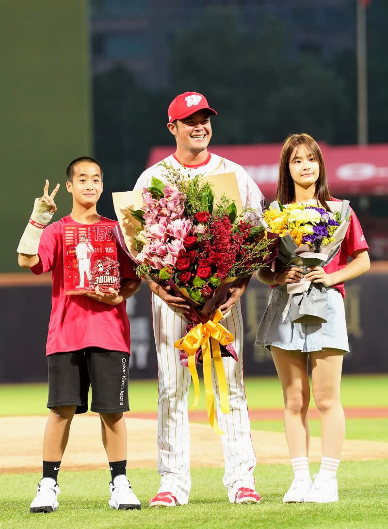 ▲林智勝300轟紀念儀式，兒女現場獻花。（圖／味全龍提供）