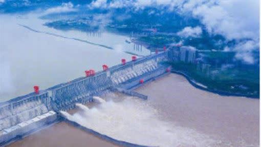 中國官媒:今年入汛以來最大洪水抵達三峽，流量超6萬立方米/秒（示意圖／翻攝自人民日報微博）