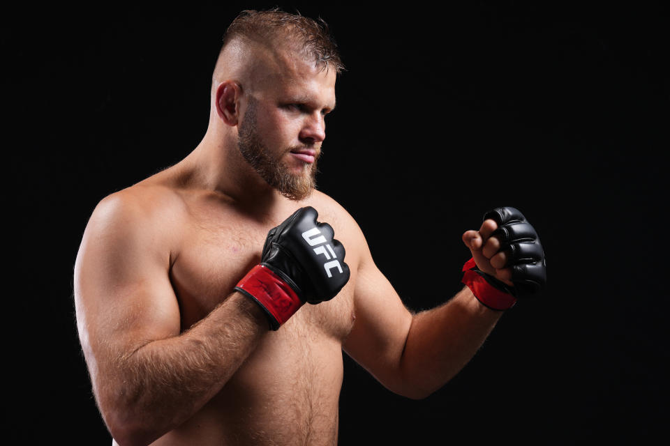 SALT LAKE CITY, UT - 20 DE AGOSTO: Marcin Tybora da Polônia posa para uma foto pós-luta nos bastidores durante o evento UFC 278 na Vivint Arena em 20 de agosto de 2022 em Salt Lake City, Utah.  (Foto de Mike Roach/Zuffa LLC)