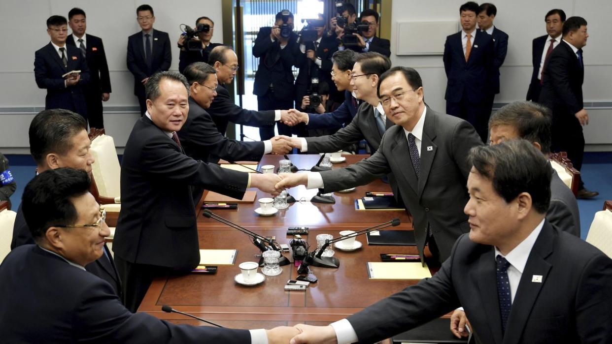 Vertreter Nord- und Südkoreas (r) kommen im Grenzort Panmunjom zusammen. Foto: Yonhap