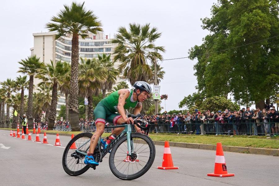 Mexicano Aram Peñaflor pone en alto a México y gana medalla en Copa del Mundo de Triatlón