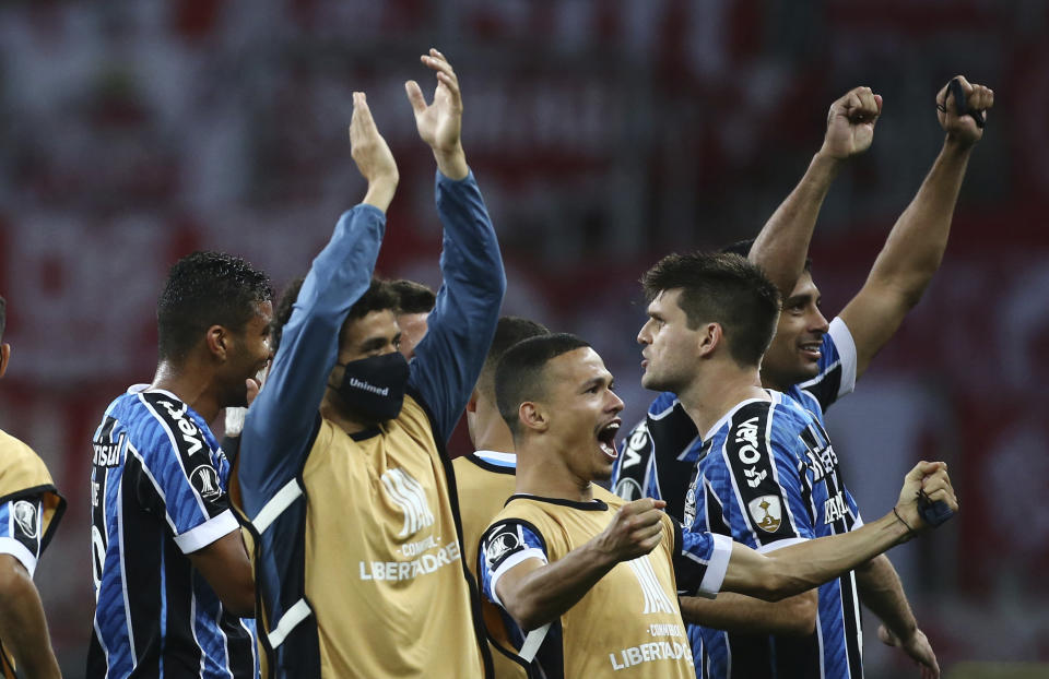 Los jugadores de Gremio festejan luego de imponerse a Internacional, en un encuentro de la Copa Libertadores, disputado en Porto Alegre, Brasil, el miércoles 23 de septiembre de 2020 (Diego Vara/Pool via AP)