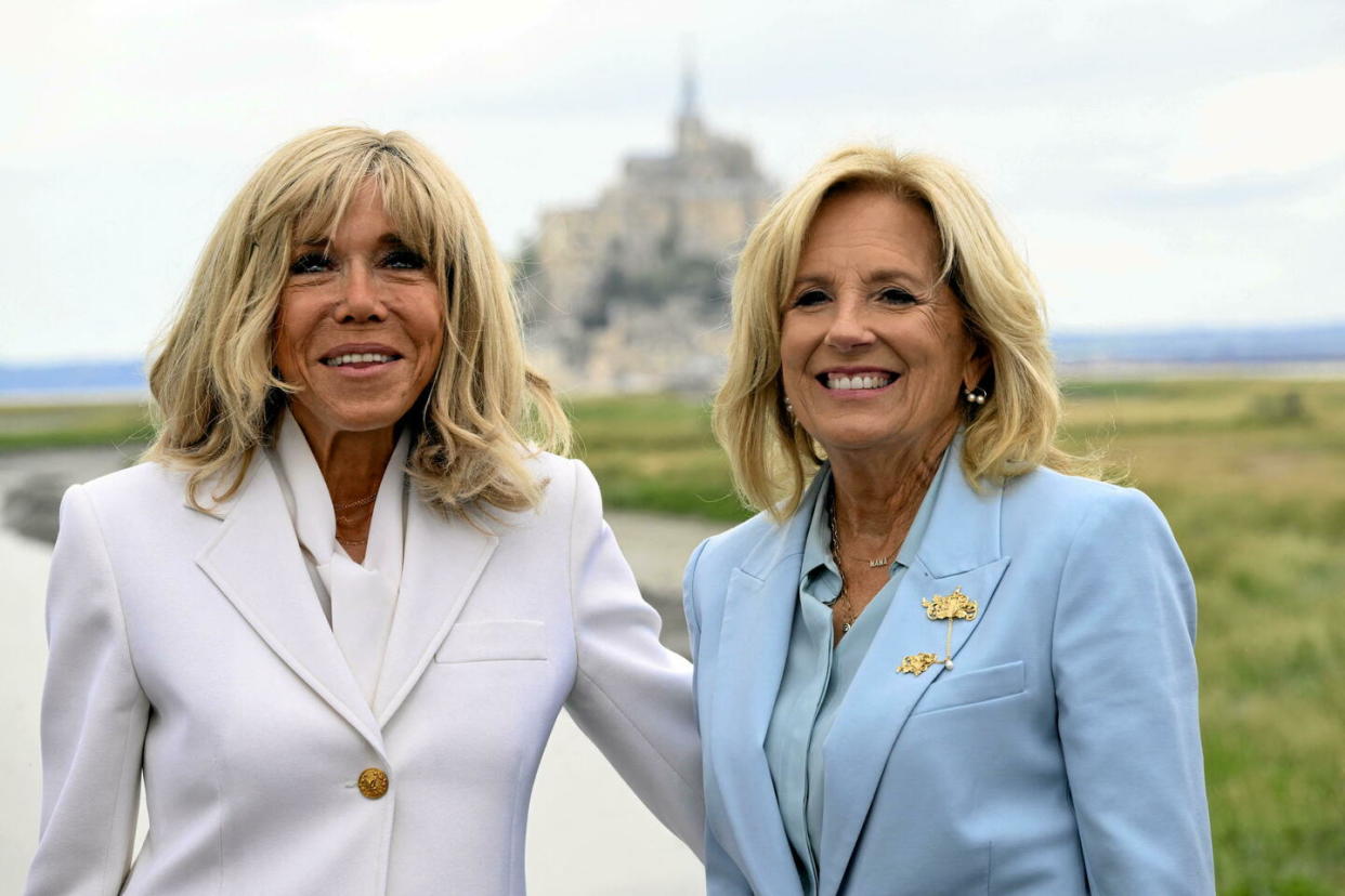 Brigitte Macron et Jill Biden devant le Mont-Saint-Michel (Manche), le 26 juillet 2023.   - Credit:Damien Meyer/AFP