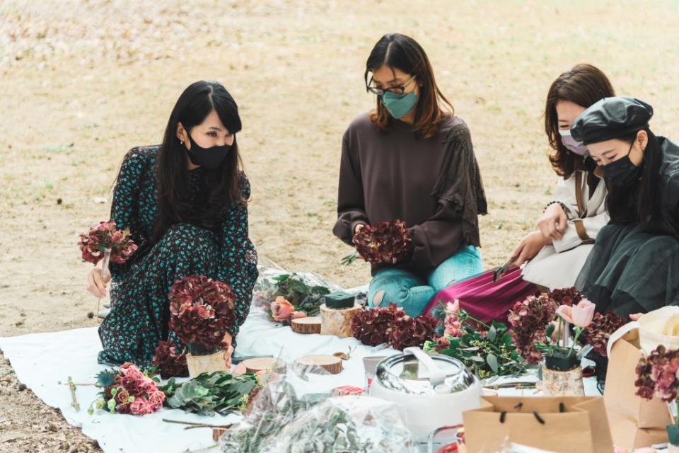 ↑一群女孩子在草地上拈花惹草，是一種生活，也是一種享受。