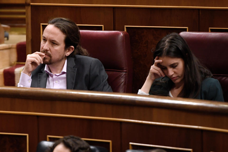 Pablo Iglesias e Irene Montero, durante una sesión en el Congreso de los Diputados. (Foto: Pierre-Philippe Marcou / AFP / Getty Images).