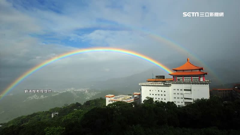 今（12）日上午7時文化大學再度出現雙彩虹。（圖／劉清煌教授提供）