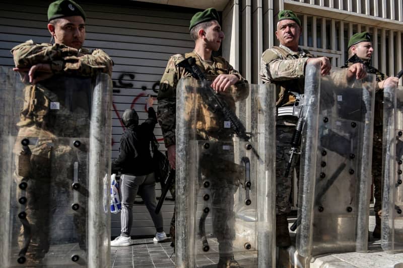 Lebanese Army soldiers guard a local bank during a protest in the wake of the 2019 economic crisis. Marwan Naamani/dpa