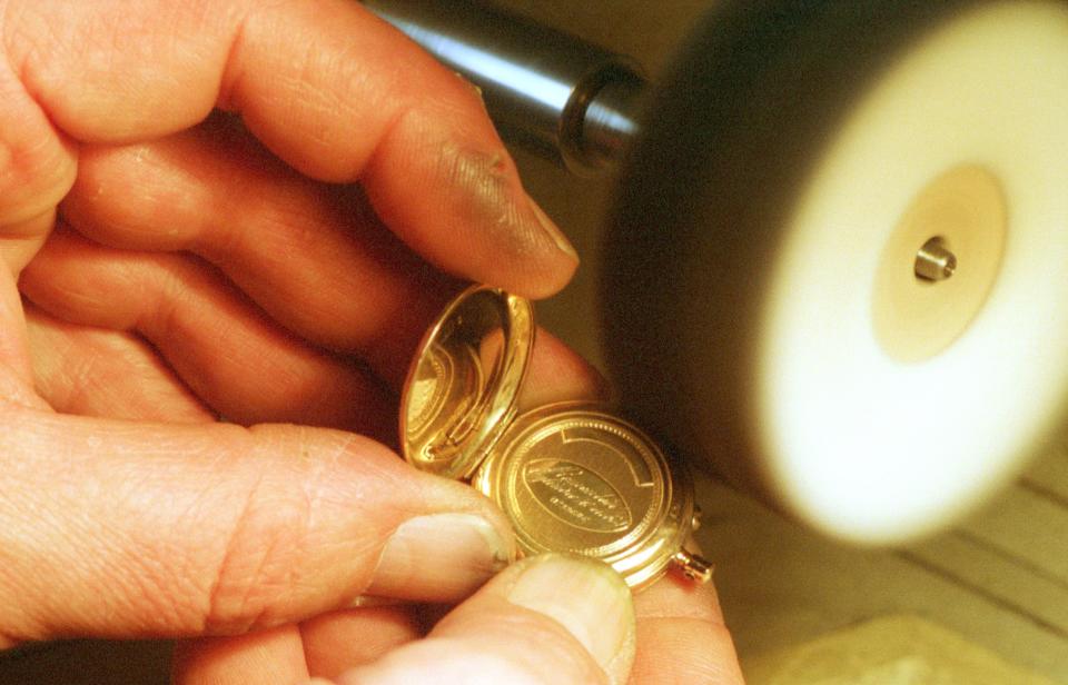 Hier wird eine alte Springdeckel-Uhr poliert, in einem Uhrmacher-Geschäft in Berlin-Charlottenburg.  - Copyright: picture alliance / Caro | Blume