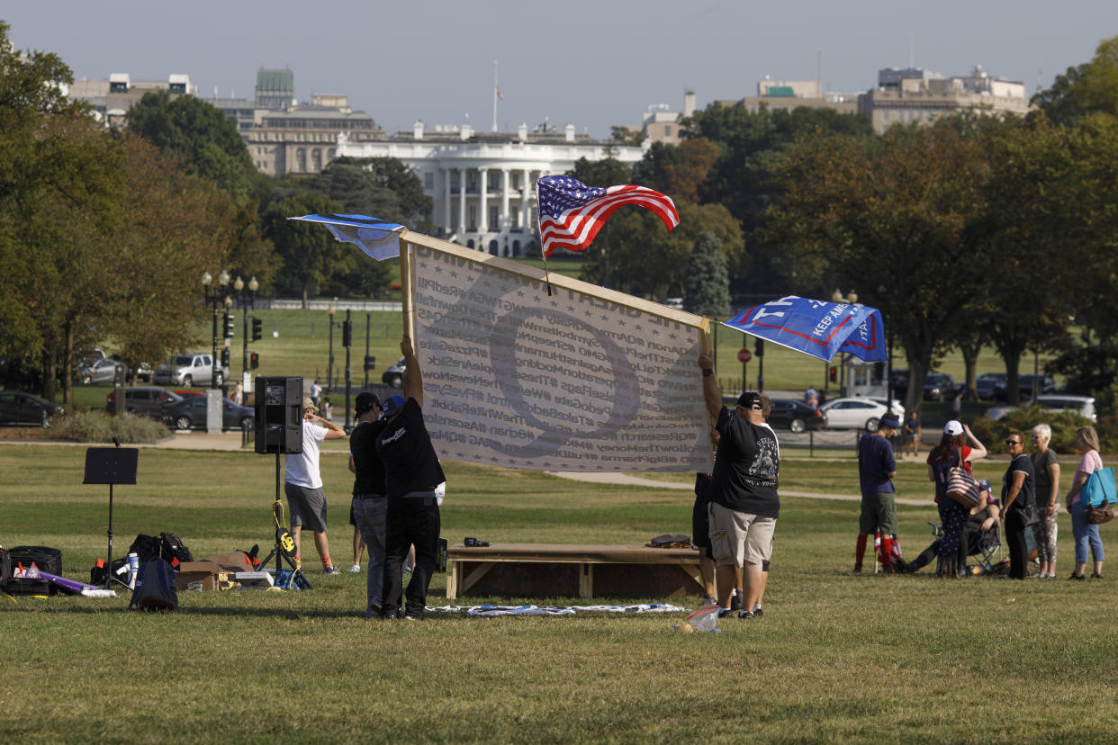 Se monta el escenario para un mitin de los partidarios de QAnon en la Explanada Nacional, en Washington, el 11 de septiembre de 2019. (Tom Brenner/The New York Times)