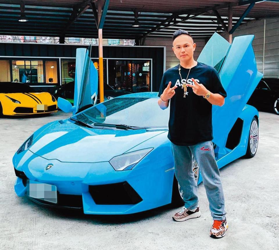 超哥名下約有10輛車，其中一輛是要價2千多萬元的藍寶堅尼。（翻攝自超派人生臉書）