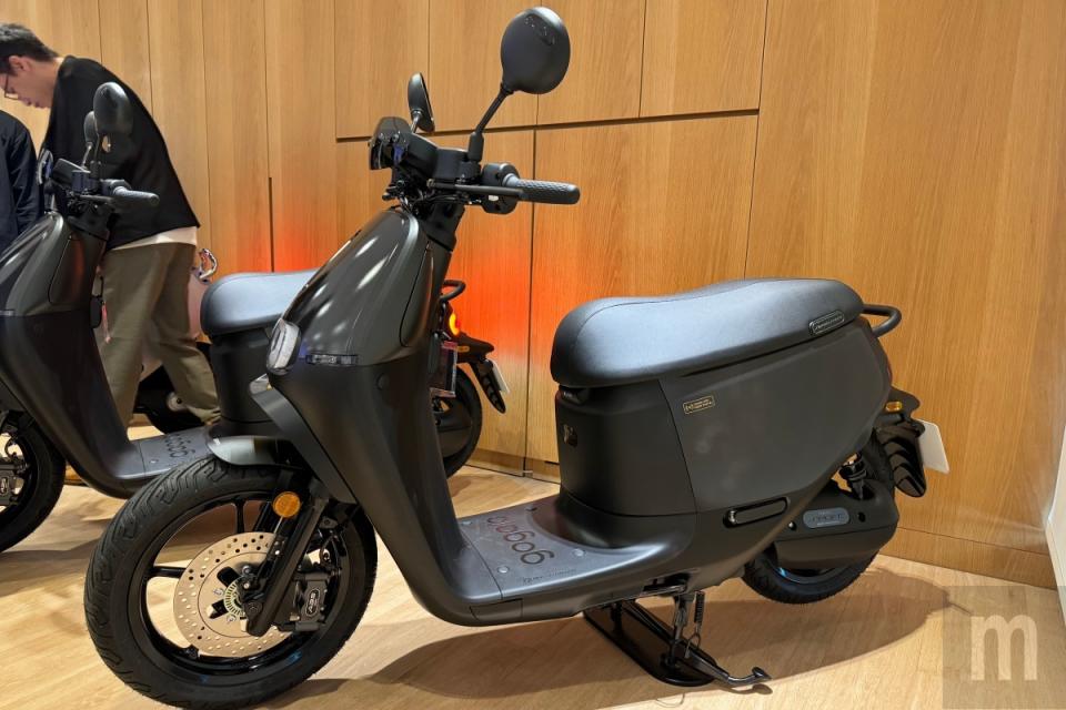 ▲Gogoro SuperSport增加Lightning Edition電光銀配色，一般狀態下看似黑色，但是在光照之下會折射變成銀色