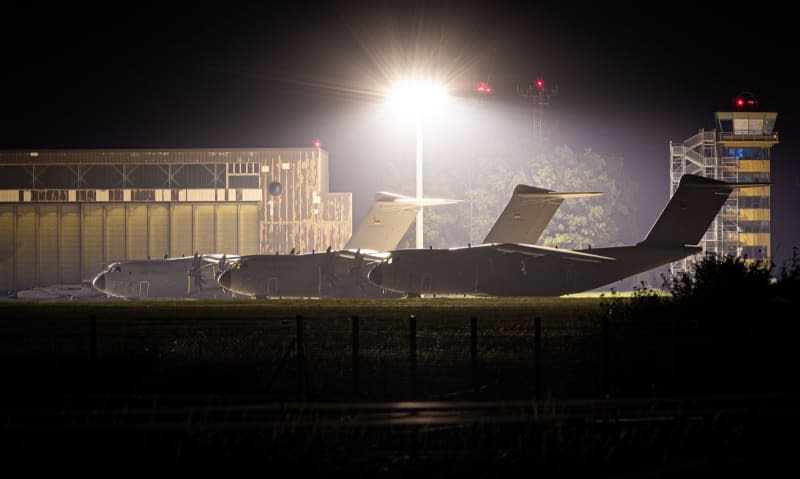 Airbus A400M transport aircraft of the German Air Force park at Wunstorf Air Base. Due to the feared escalation in the Middle East, the Bundeswehr is ready for a major operation to evacuate German citizens. Moritz Frankenberg/dpa