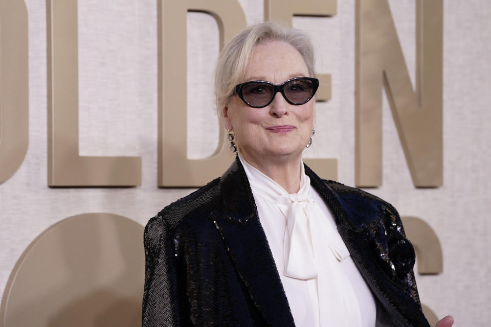 Meryl Streep llega a la 81a entrega de los Globos de Oro el domingo 7 de enero de 2024, en el Hotel Beverly Hilton en Beverly Hills, California. (Foto Jordan Strauss/Invision/AP)