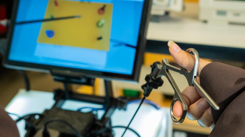 Huda Sheikh practices transferring rings between pegs with the laparoscopic simulator on May 22, 2024.