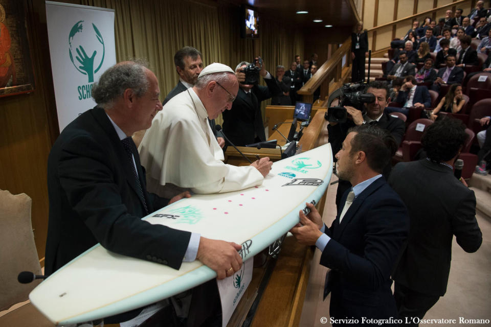 El Papa firma una tabla de surf durante el VI Congreso Mundial de Scholas Occurrentes, en el que han participado este fin de semana en Roma jóvenes de 190 países. (Foto: L'Osservatore Romano/Pool vía AP)